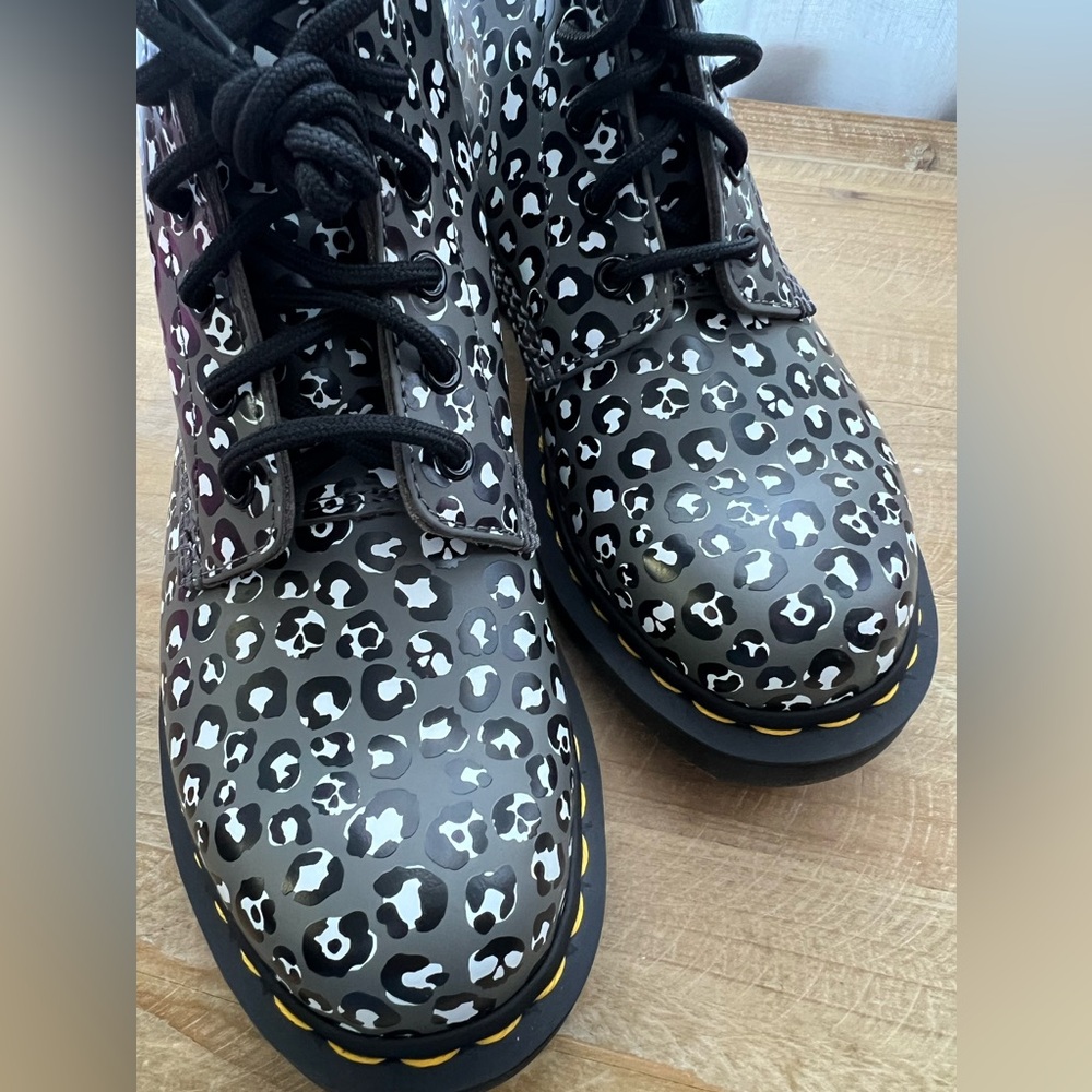Dr Martens Women's 1460 8 Eye Boot Size 7 In Leopard Print New - Picture 9 of 11